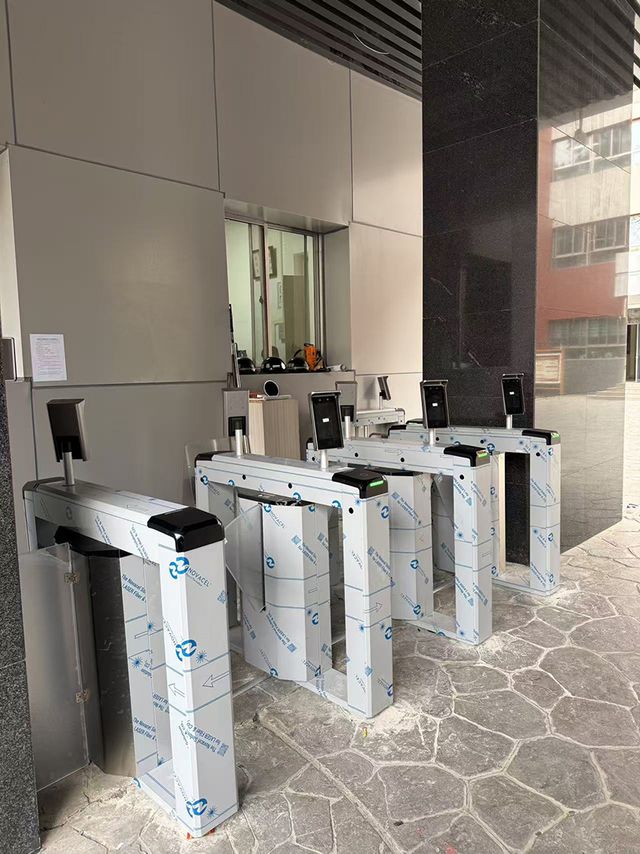 为兰州某小学打造校园出入口管理系统,定制安装了海康威视智能人行通道闸机